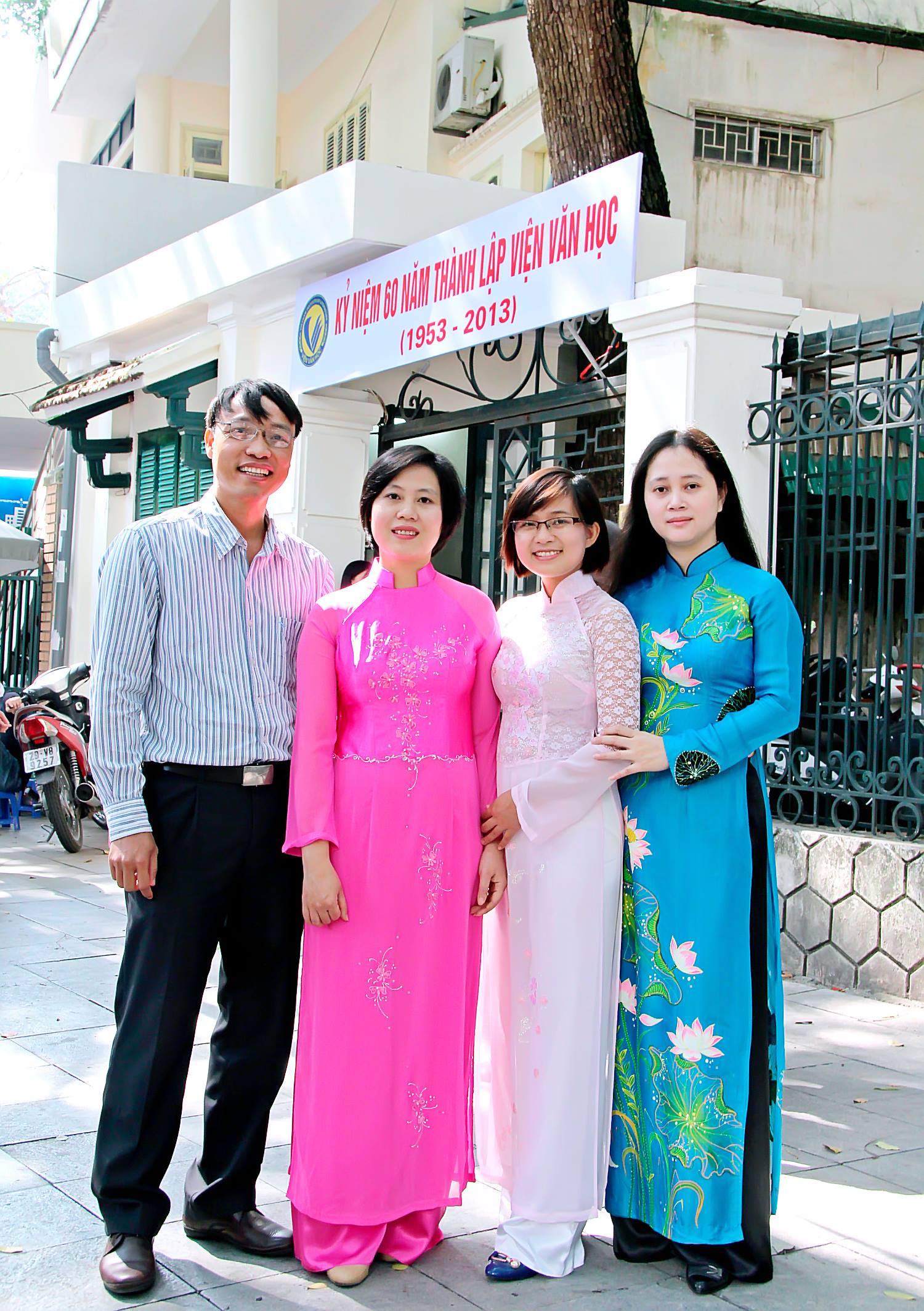 Các cán bộ hiện công tác tại Phòng Văn học dân gian (20/11/2013)